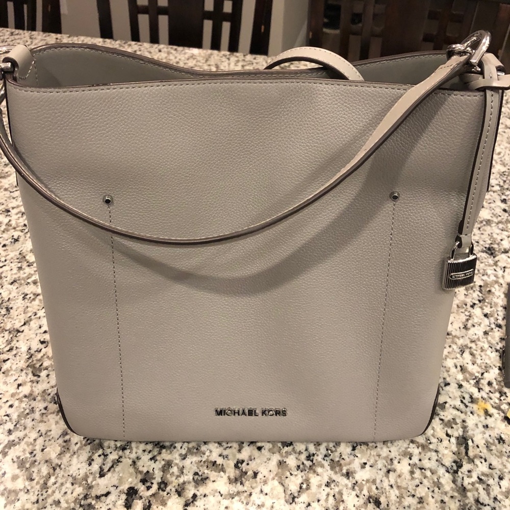 Michael Kors Hayes LG Pebbled Leather Tote